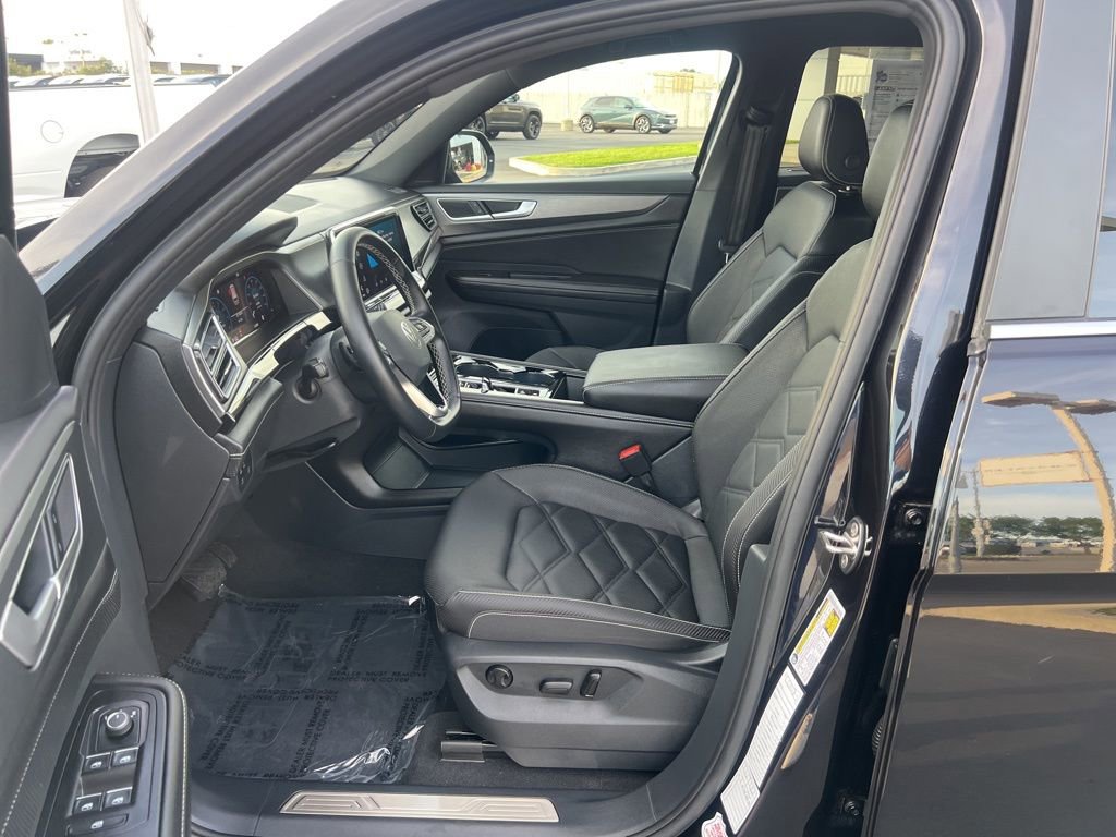 Used 2025 Volkswagen Atlas Cross Sport SE image 18