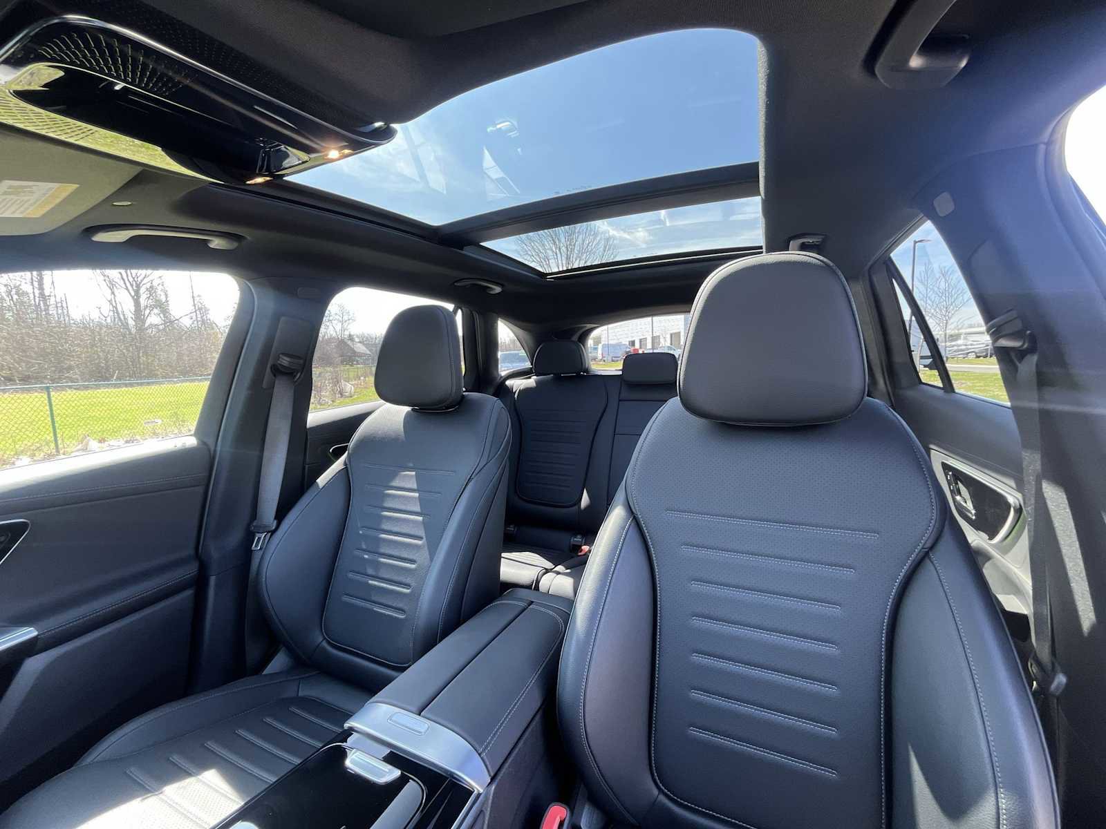 Used 2025 Mercedes-Benz GLC 300 4MATIC image 9