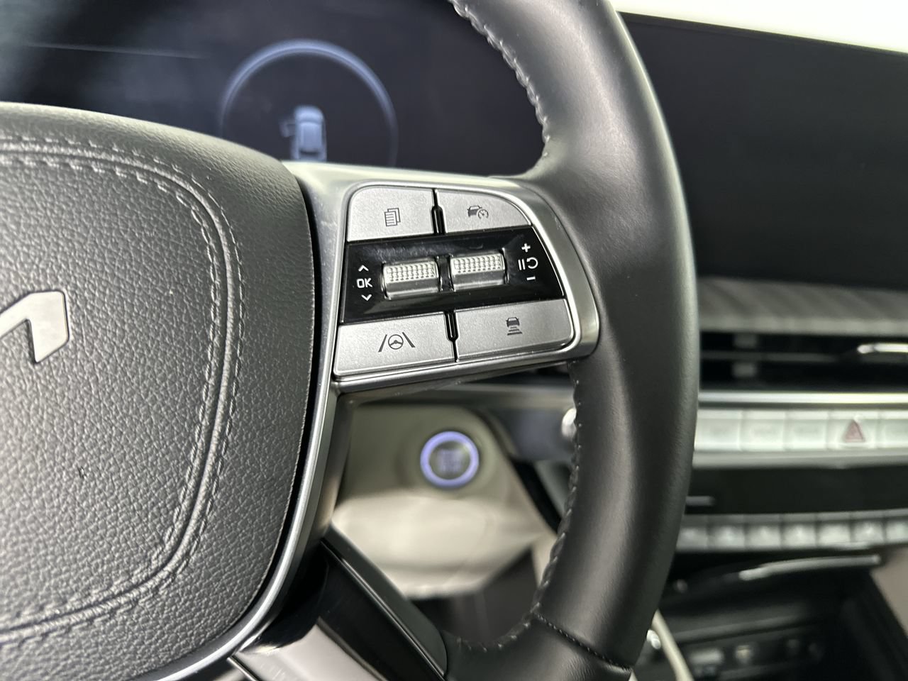 Certified 2025 Kia Telluride SX w/ SX Captain's Chair Package FWD image 8