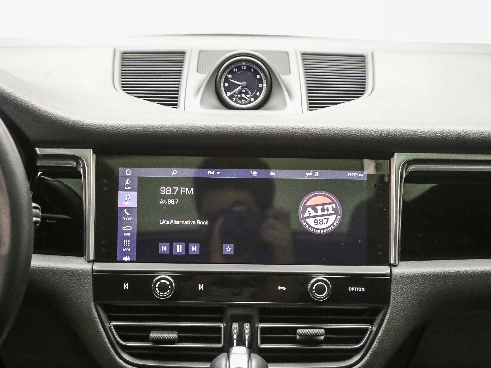 Certified 2022 Porsche Macan S AWD/4WD image 17