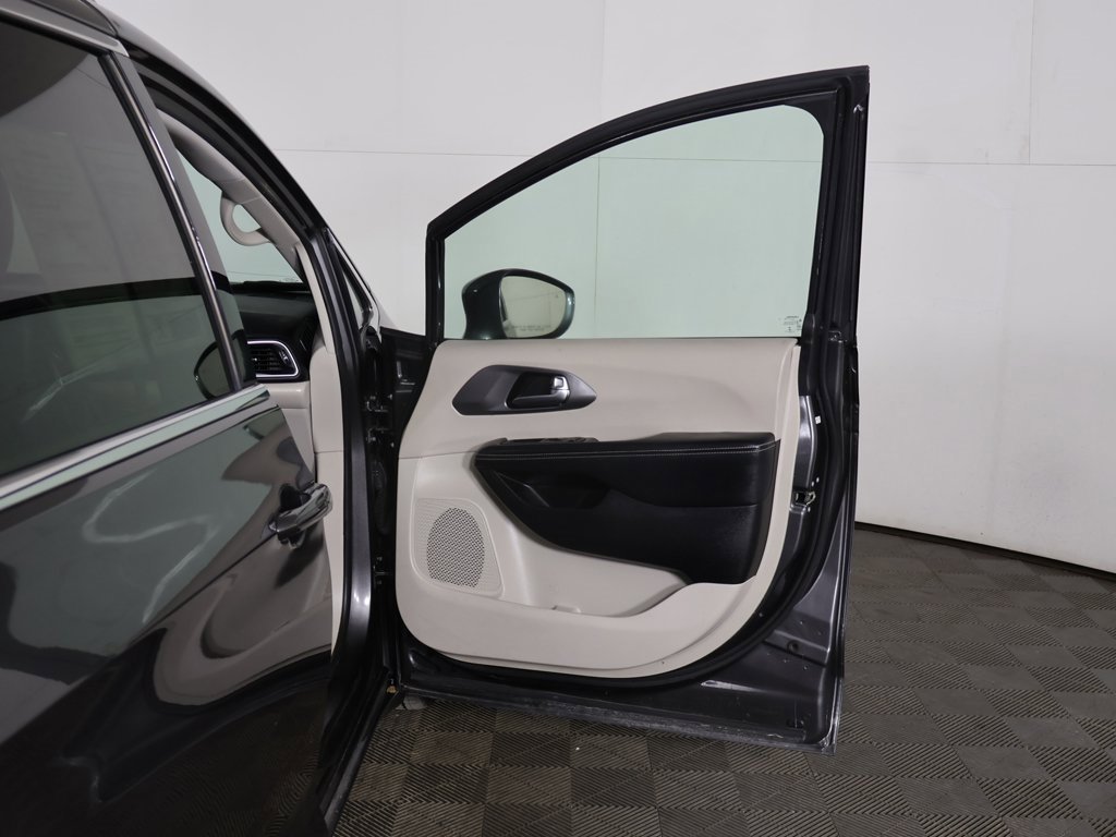 Used 2022 Chrysler Pacifica Touring-L image 20