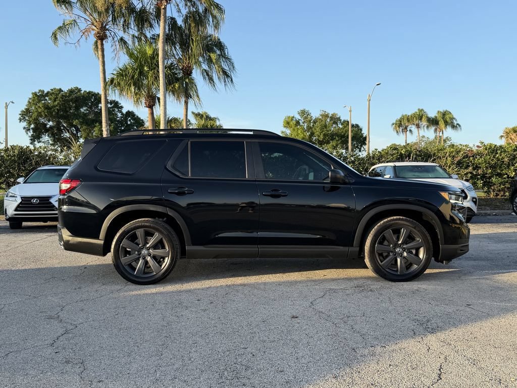 Used 2025 Honda Pilot Sport image 4