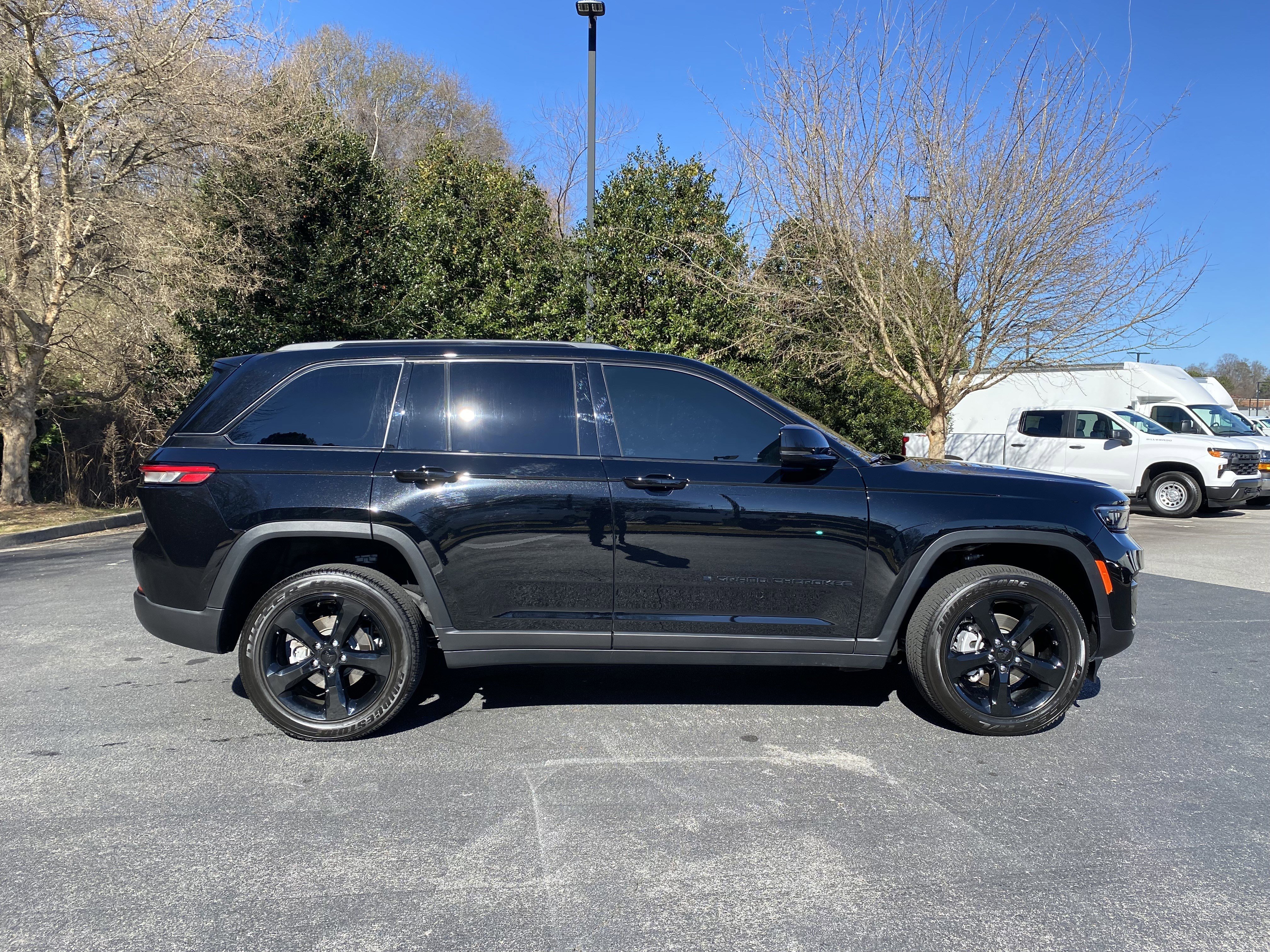 Used 2025 Jeep Grand Cherokee Altitude image 10