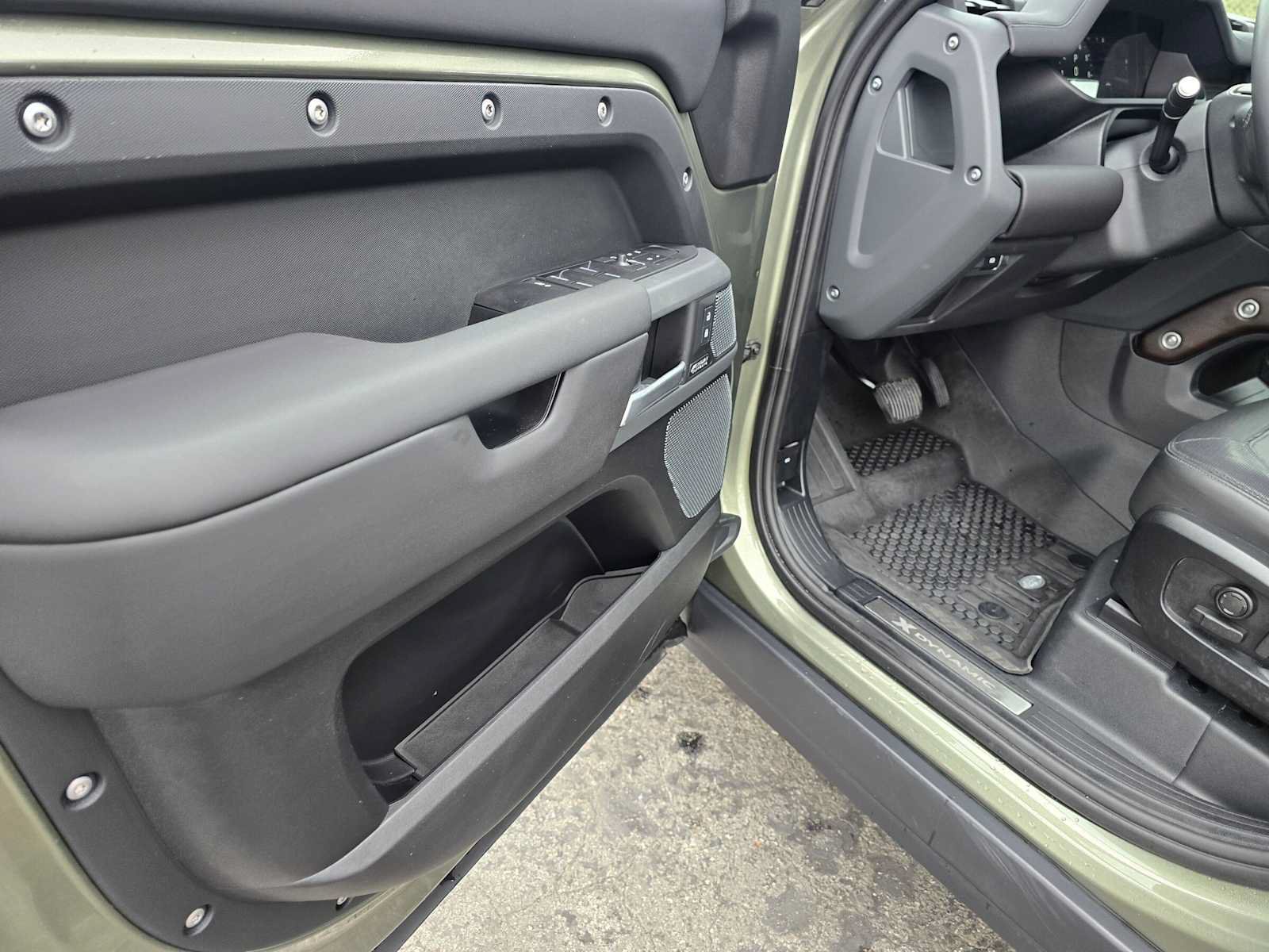 Used 2024 Land Rover Defender 110 X-Dynamic SE AWD/4WD image 22