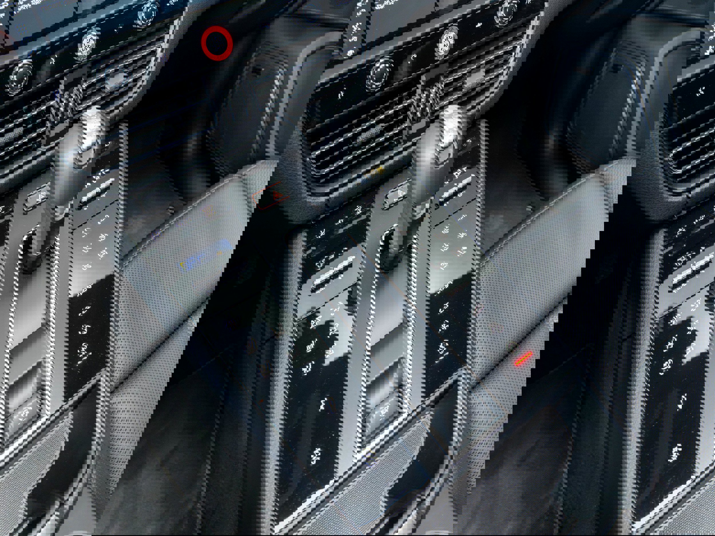 Certified 2025 Porsche Macan Turbo image 27