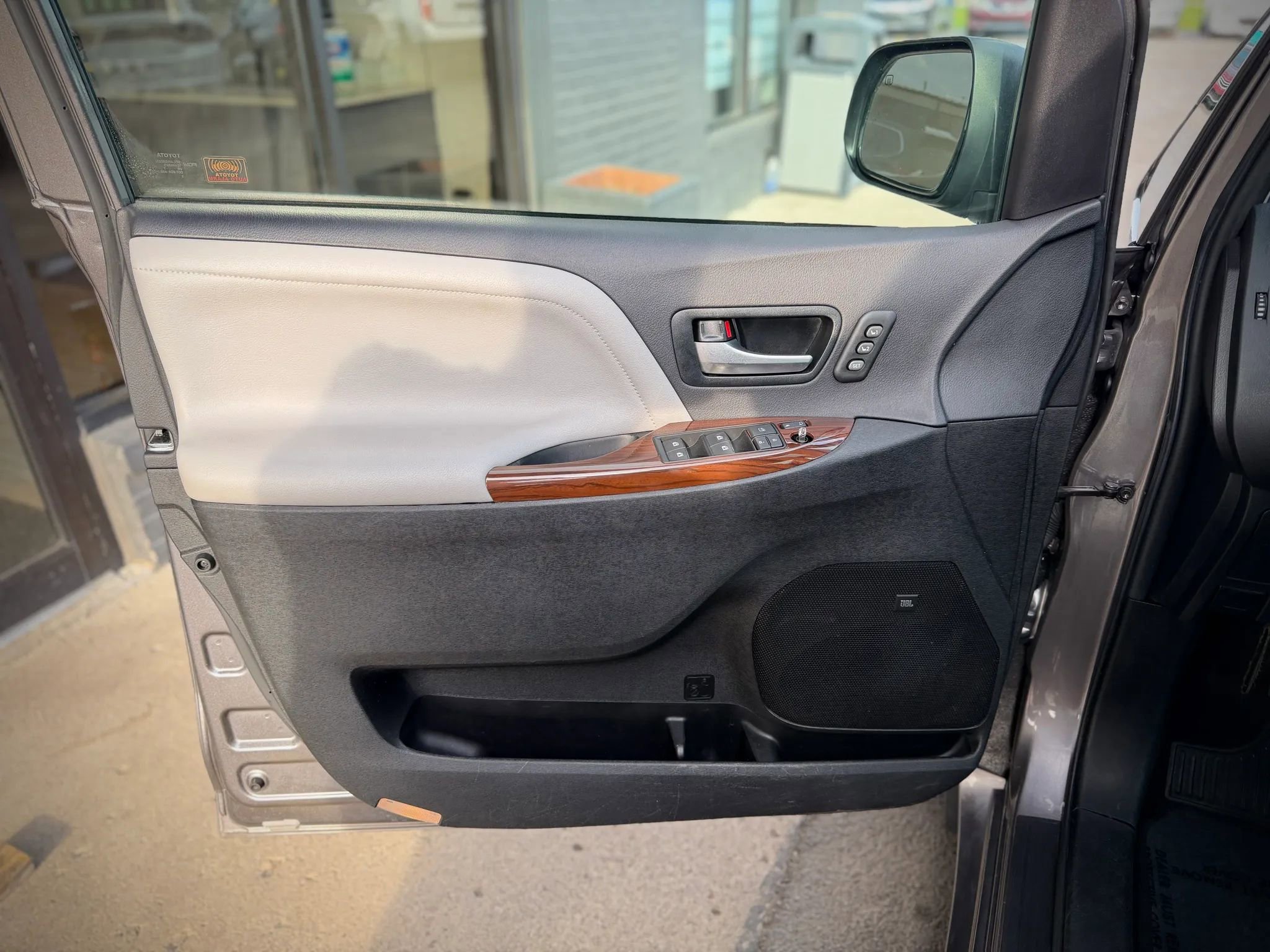 Used 2017 Toyota Sienna Limited image 7