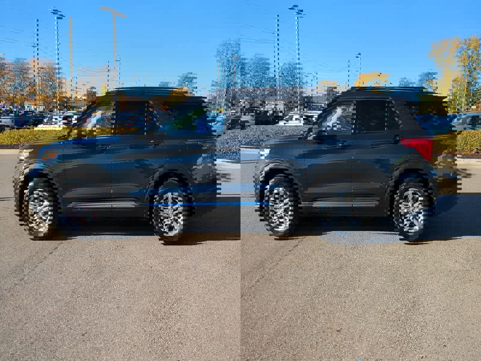 Used 2022 Ford Explorer XLT w/ Equipment Group 202A image 5