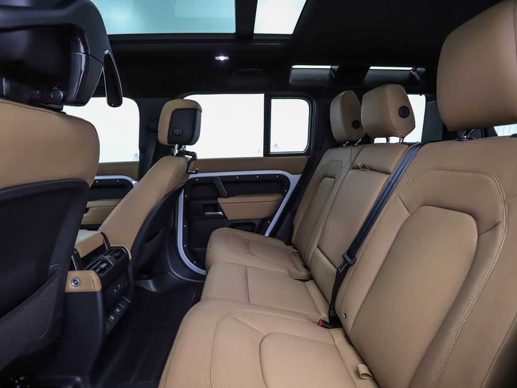 Used 2025 Land Rover Defender 110 X-Dynamic SE image 22