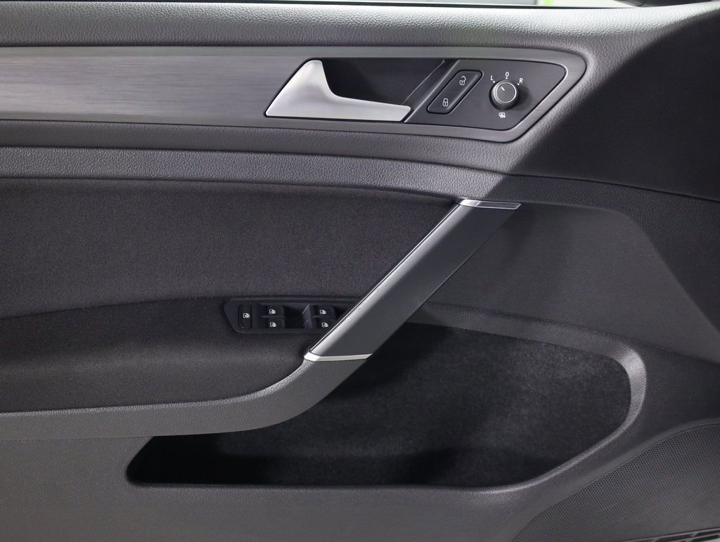 Used 2018 Volkswagen Golf S image 9