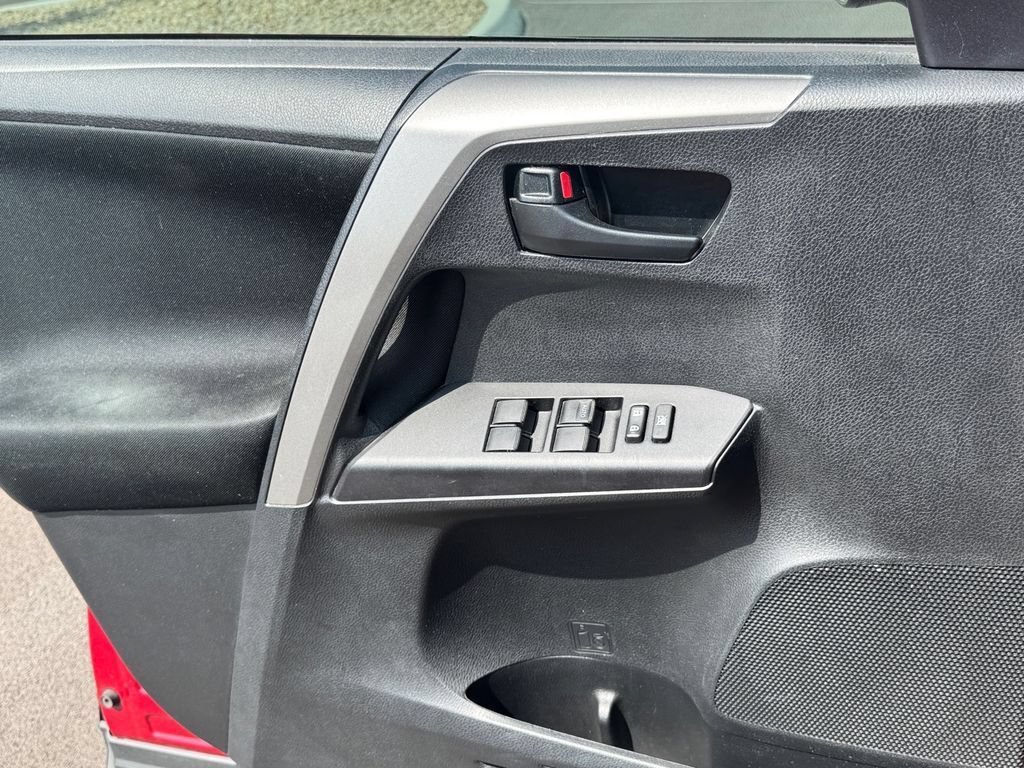 Used 2018 Toyota RAV4 LE AWD/4WD image 17