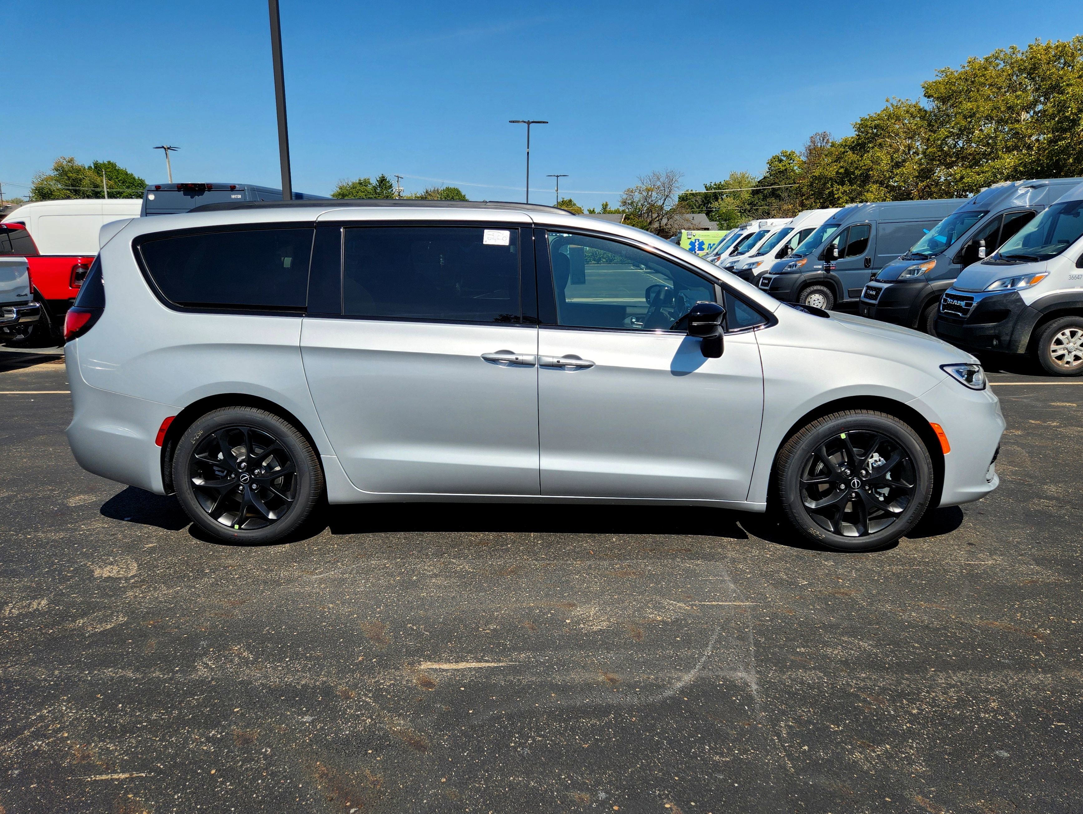 New 2026 Chrysler Pacifica Limited w/ Uconnect Theater Family Group image 10