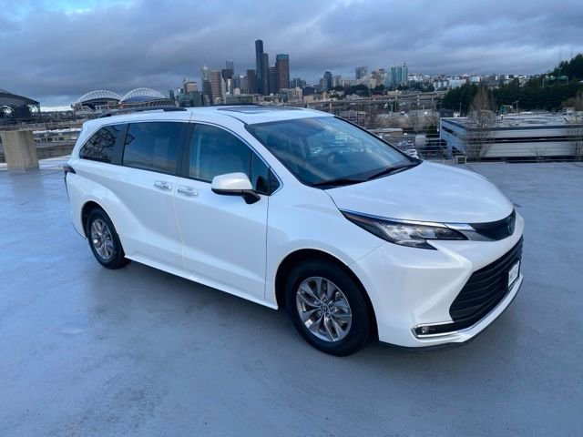 Used 2022 Toyota Sienna XLE image 27