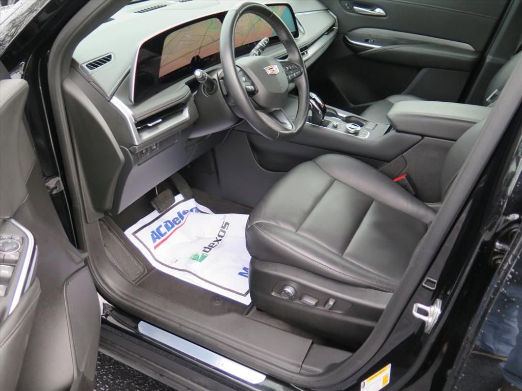 Used 2025 Cadillac XT4 Premium Luxury image 9