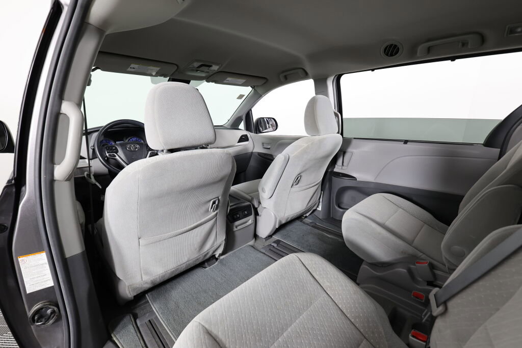 Used 2018 Toyota Sienna LE FWD image 14