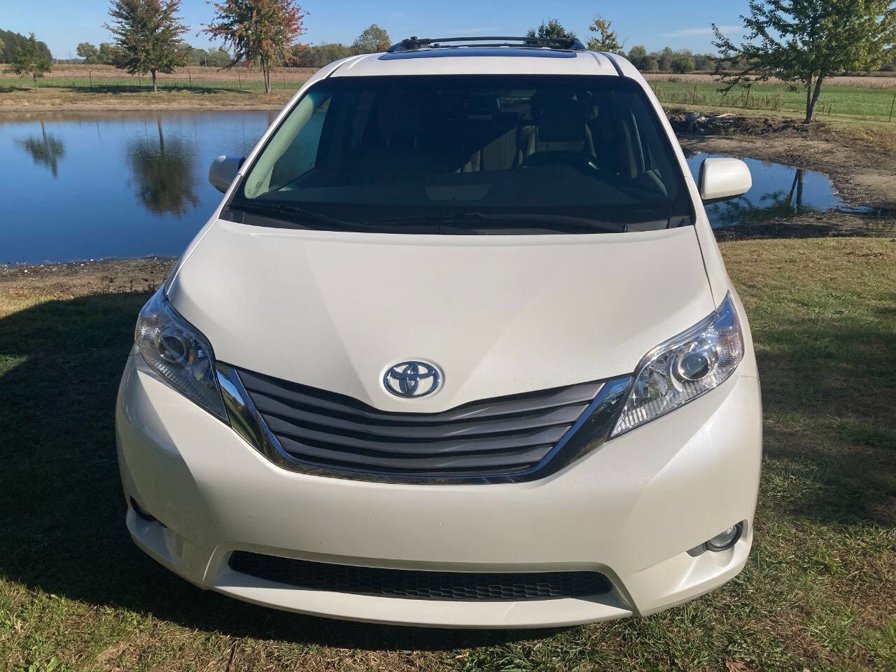 Used 2016 Toyota Sienna image 2