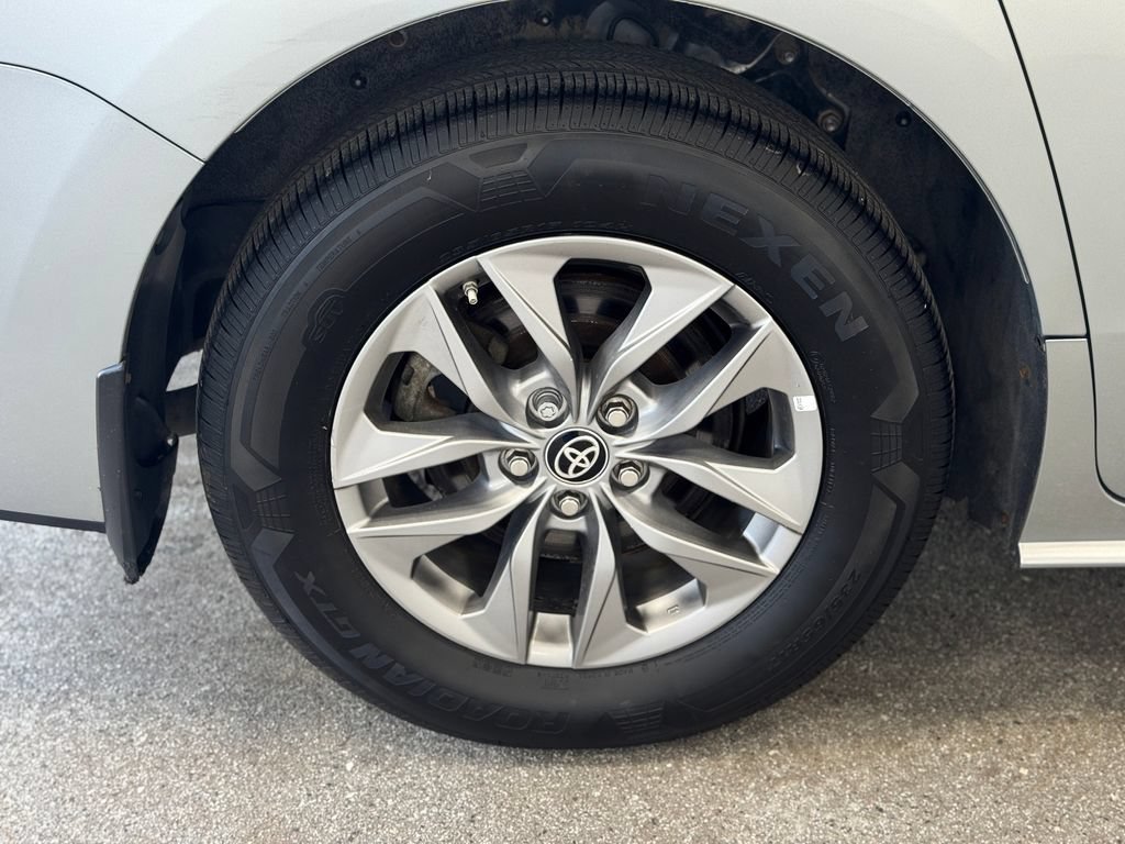 Used 2024 Toyota Sienna XLE FWD image 25