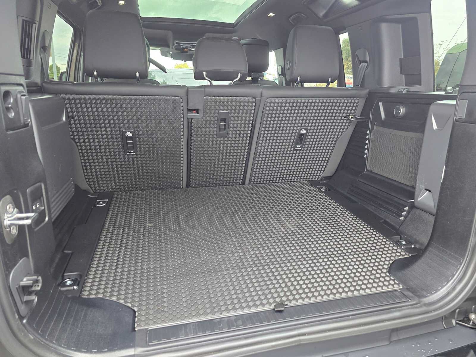 Used 2024 Land Rover Defender 110 X-Dynamic SE AWD/4WD image 15