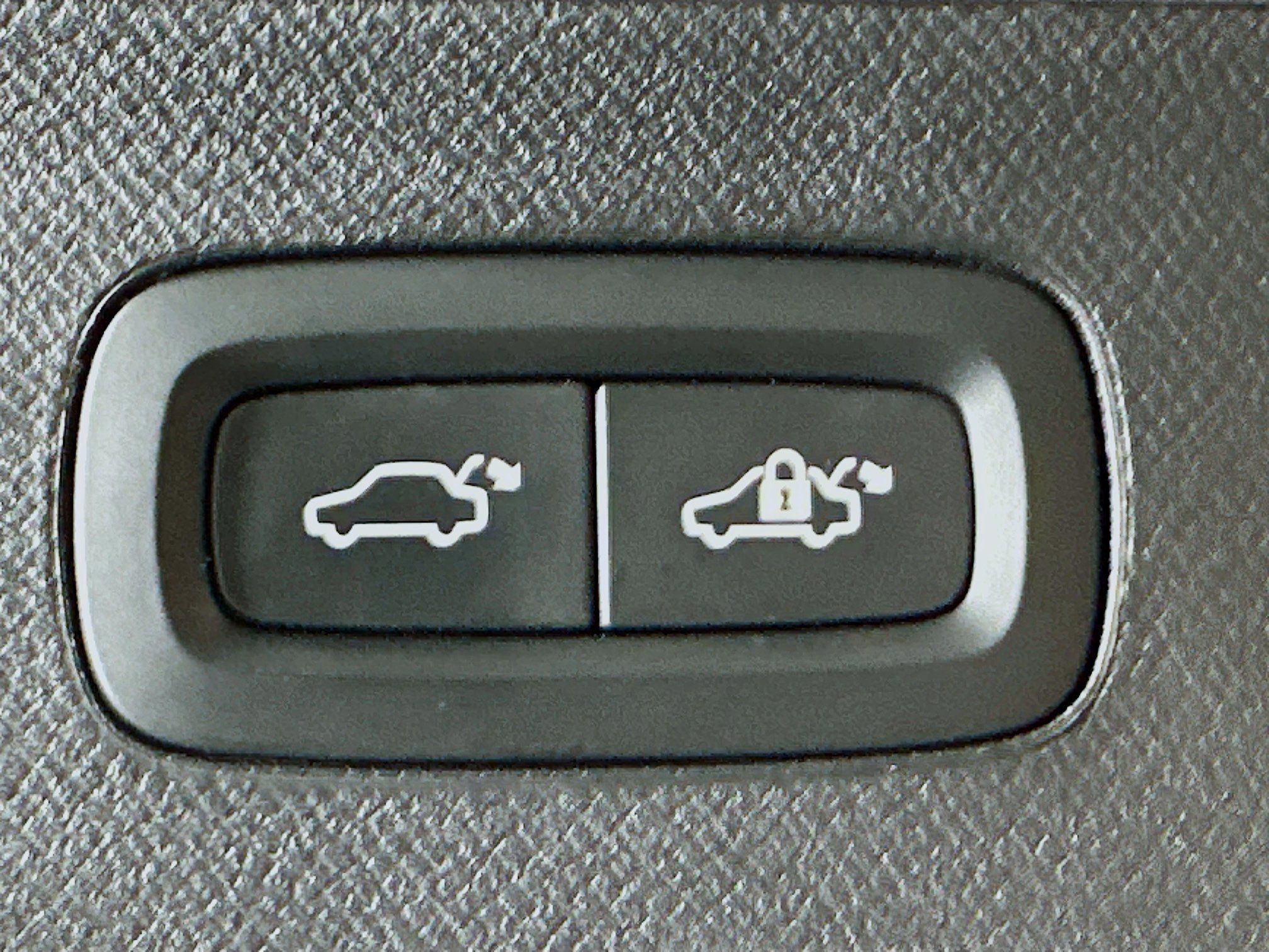 Used 2016 Volvo XC90 T6 Momentum w/ Momentum Plus Package image 32