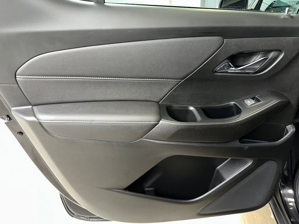 Certified 2023 Chevrolet Traverse LT w/ LPO, Floor Liner Package image 19