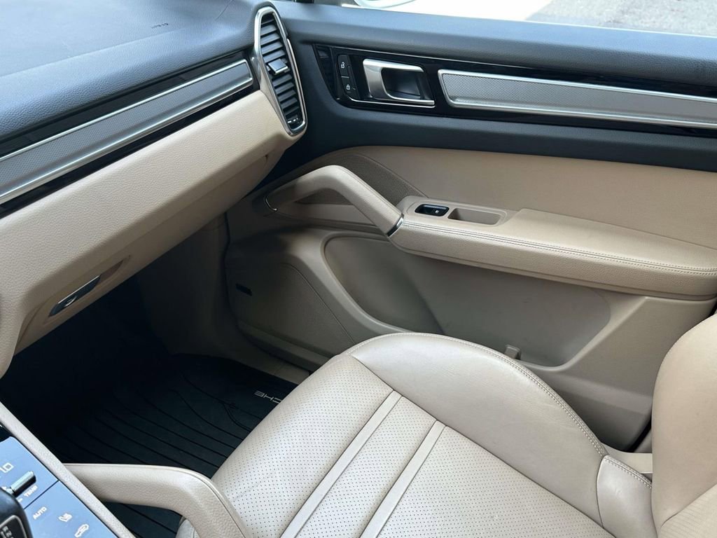 Used 2022 Porsche Cayenne Platinum Edition AWD/4WD image 30