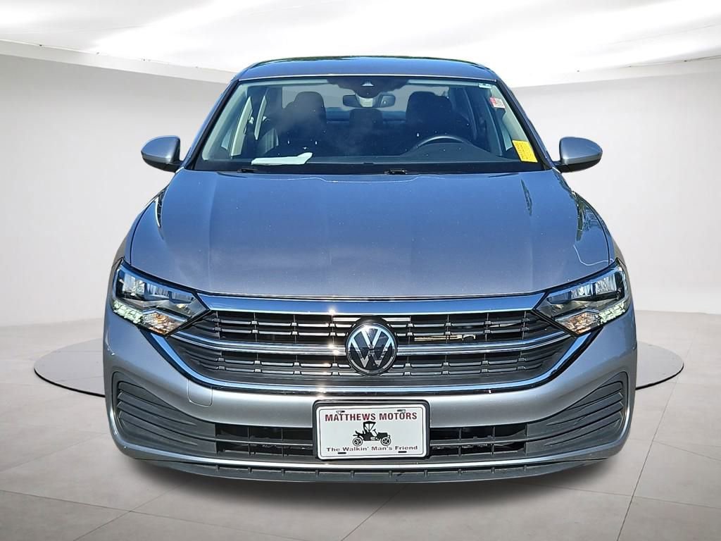 Used 2024 Volkswagen Jetta SE image 2