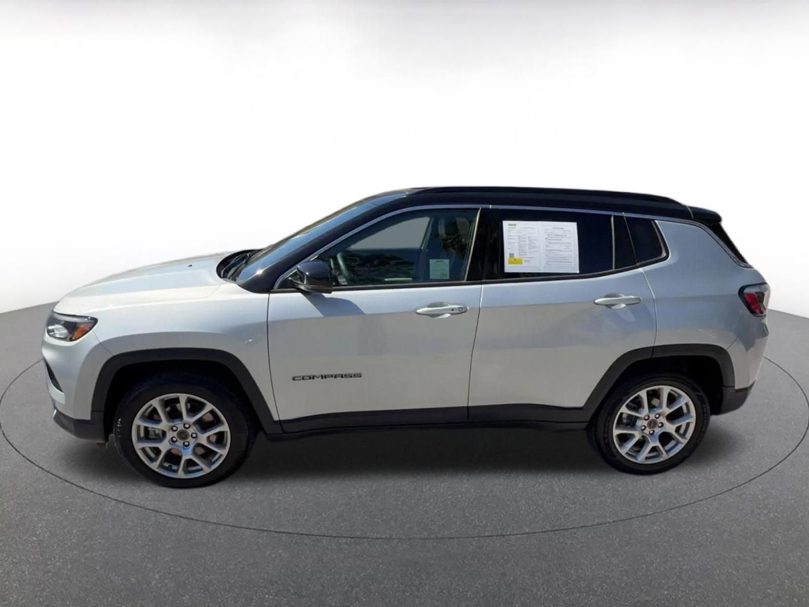Used 2025 Jeep Compass Limited AWD/4WD image 9
