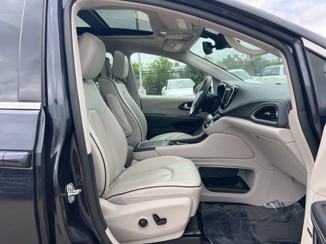 Used 2021 Chrysler Pacifica Limited w/ Uconnect Theater Family Group image 37