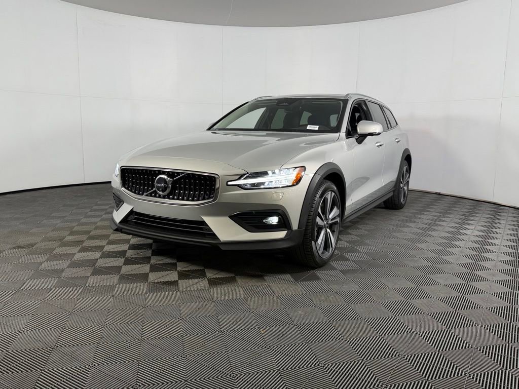 Used 2025 Volvo V60 B5 Cross Country Plus image 4