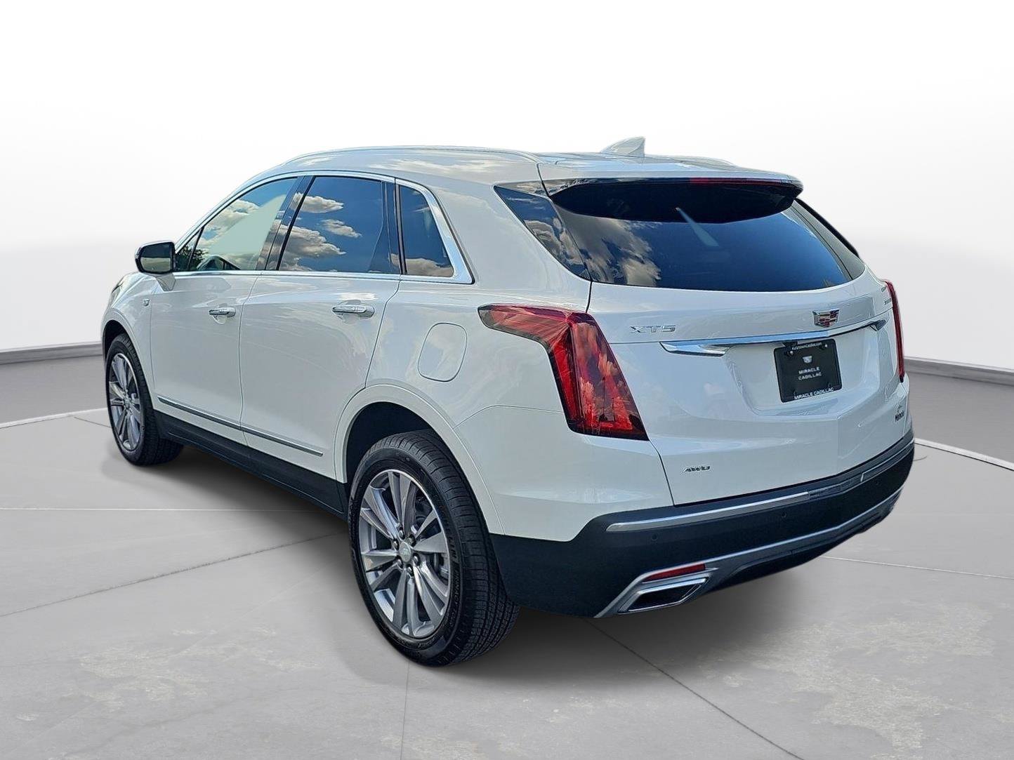 Used 2025 Cadillac XT5 Premium Luxury w/ LPO, Floor Liner Package AWD/4WD image 6