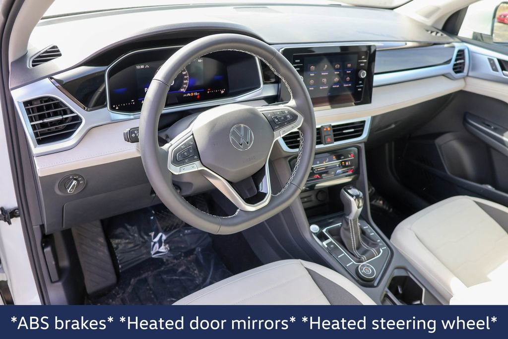New 2025 Volkswagen Taos SE image 4