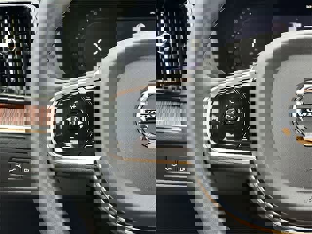 Used 2023 Volvo XC60 T8 Ultimate w/ Climate Package image 9