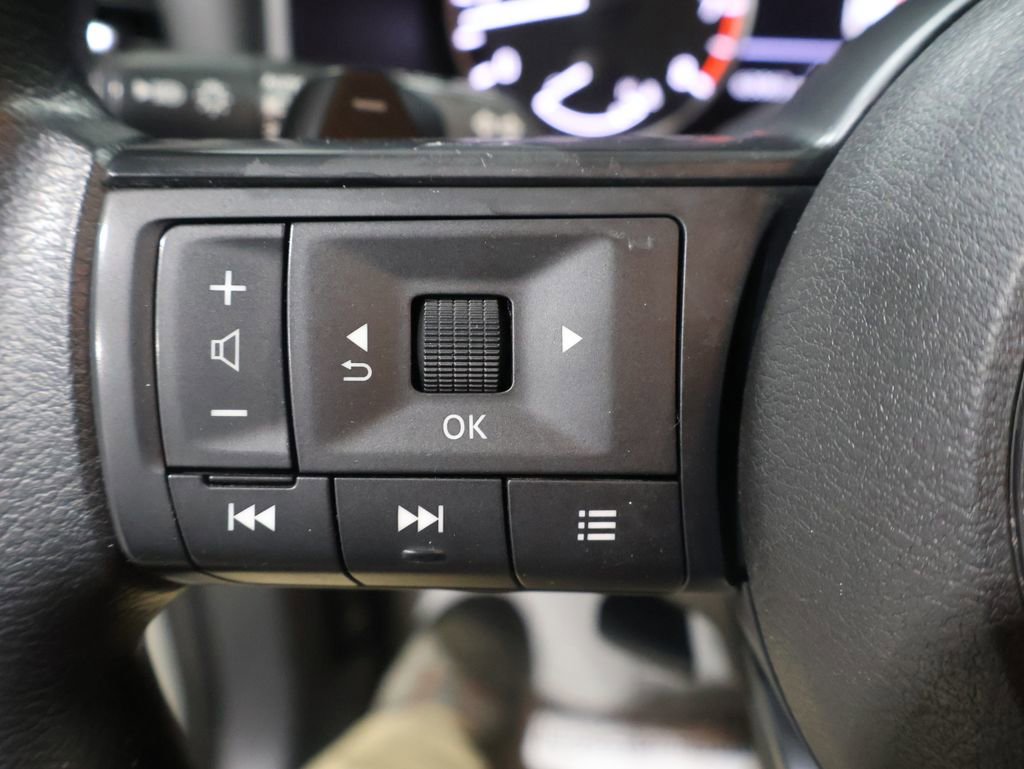 Used 2023 Nissan Rogue S image 33