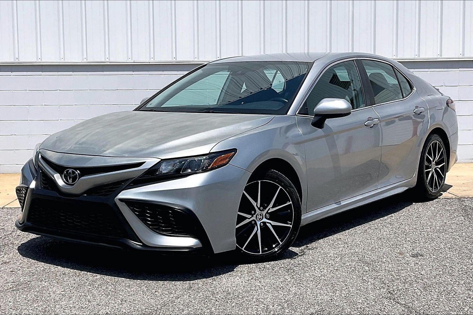 Used 2021 Toyota Camry SE FWD image 2