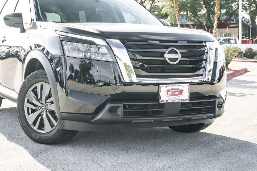 Used 2025 Nissan Pathfinder S FWD image 3