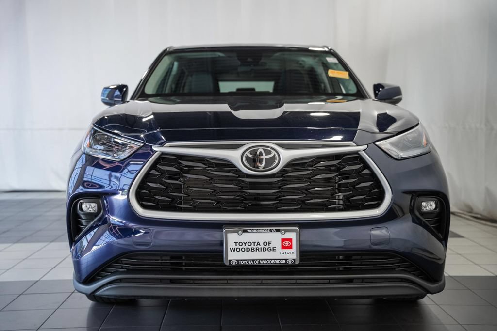 Used 2023 Toyota Highlander LE FWD image 2