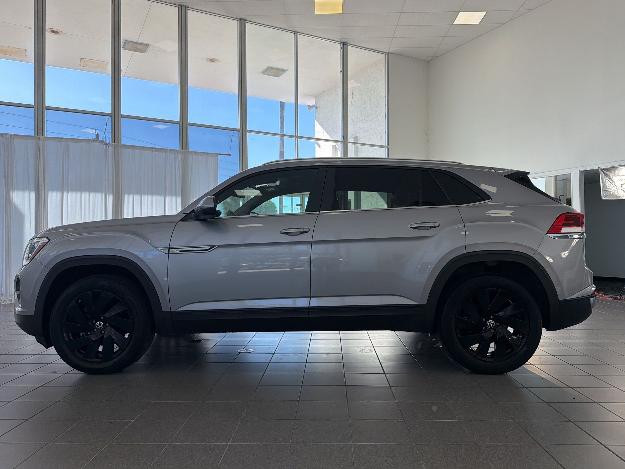 Used 2024 Volkswagen Atlas Cross Sport SE FWD image 2