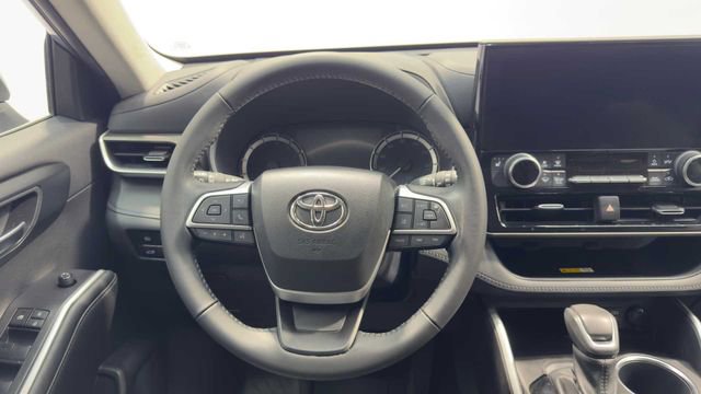Used 2023 Toyota Highlander XLE FWD image 22
