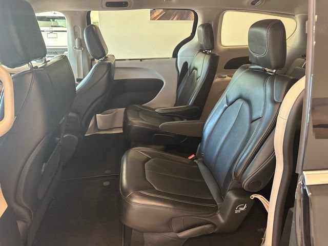 Used 2024 Chrysler Pacifica Touring-L FWD image 11