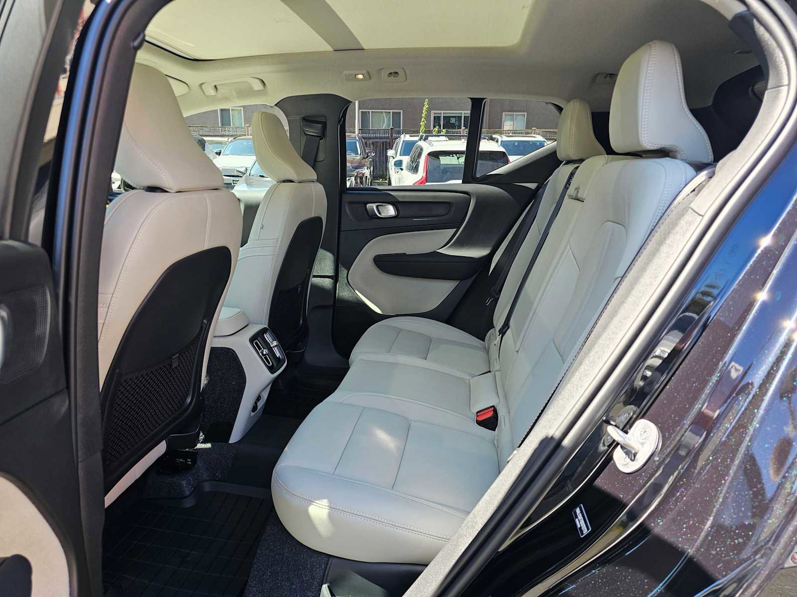 New 2025 Volvo XC40 B5 Ultra w/ Climate Package image 17