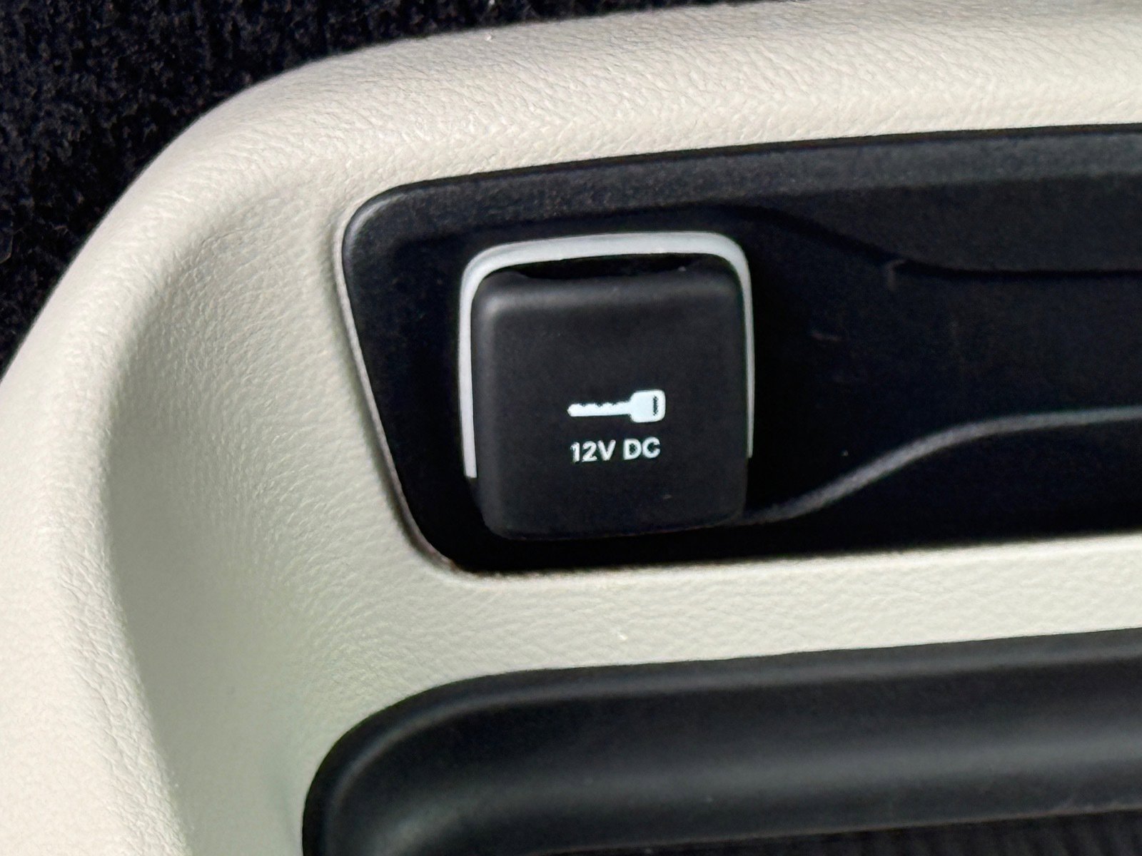 Used 2022 Chrysler Voyager LX image 24