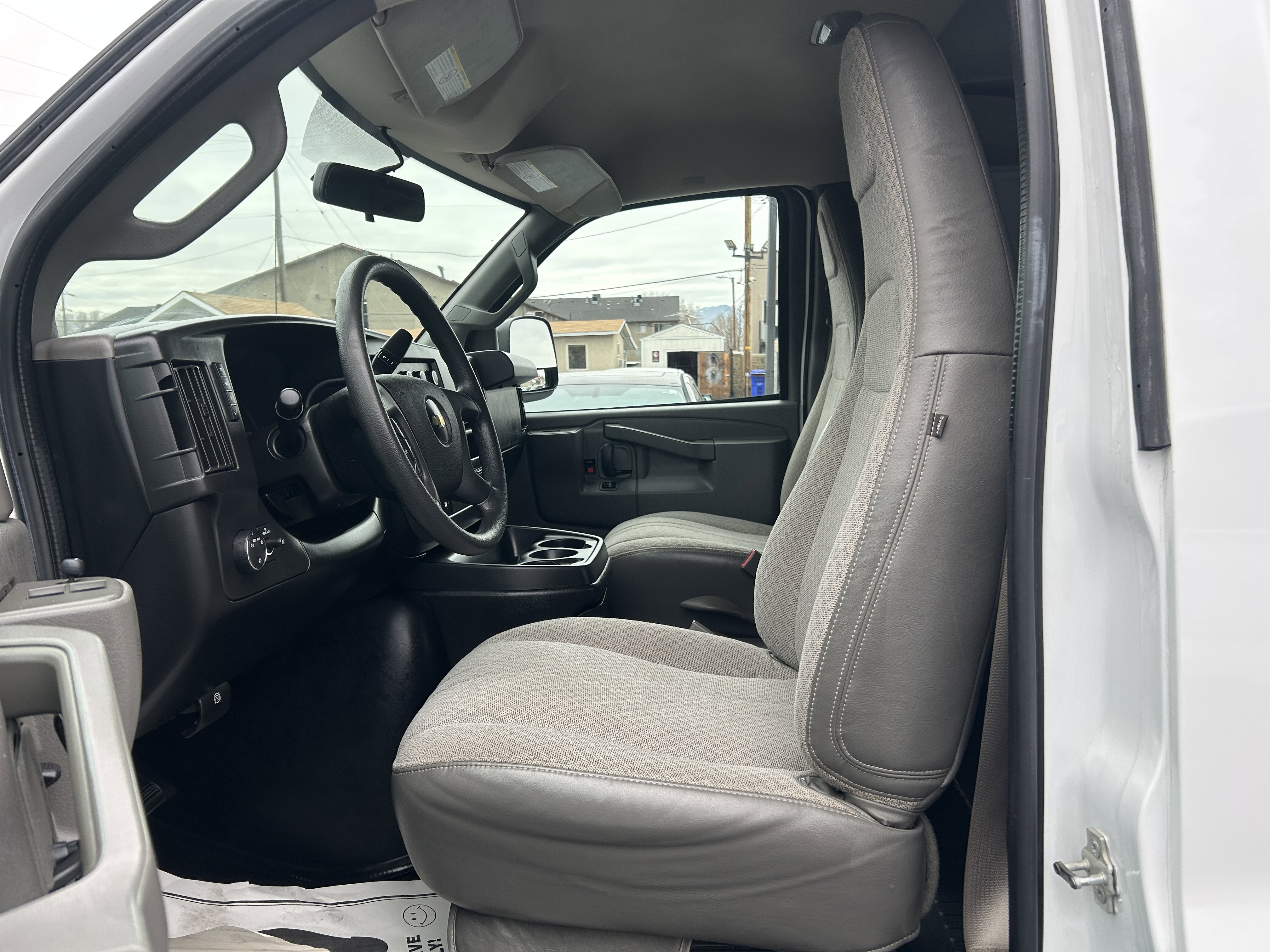 Used 2017 Chevrolet Express 3500 Extended image 11