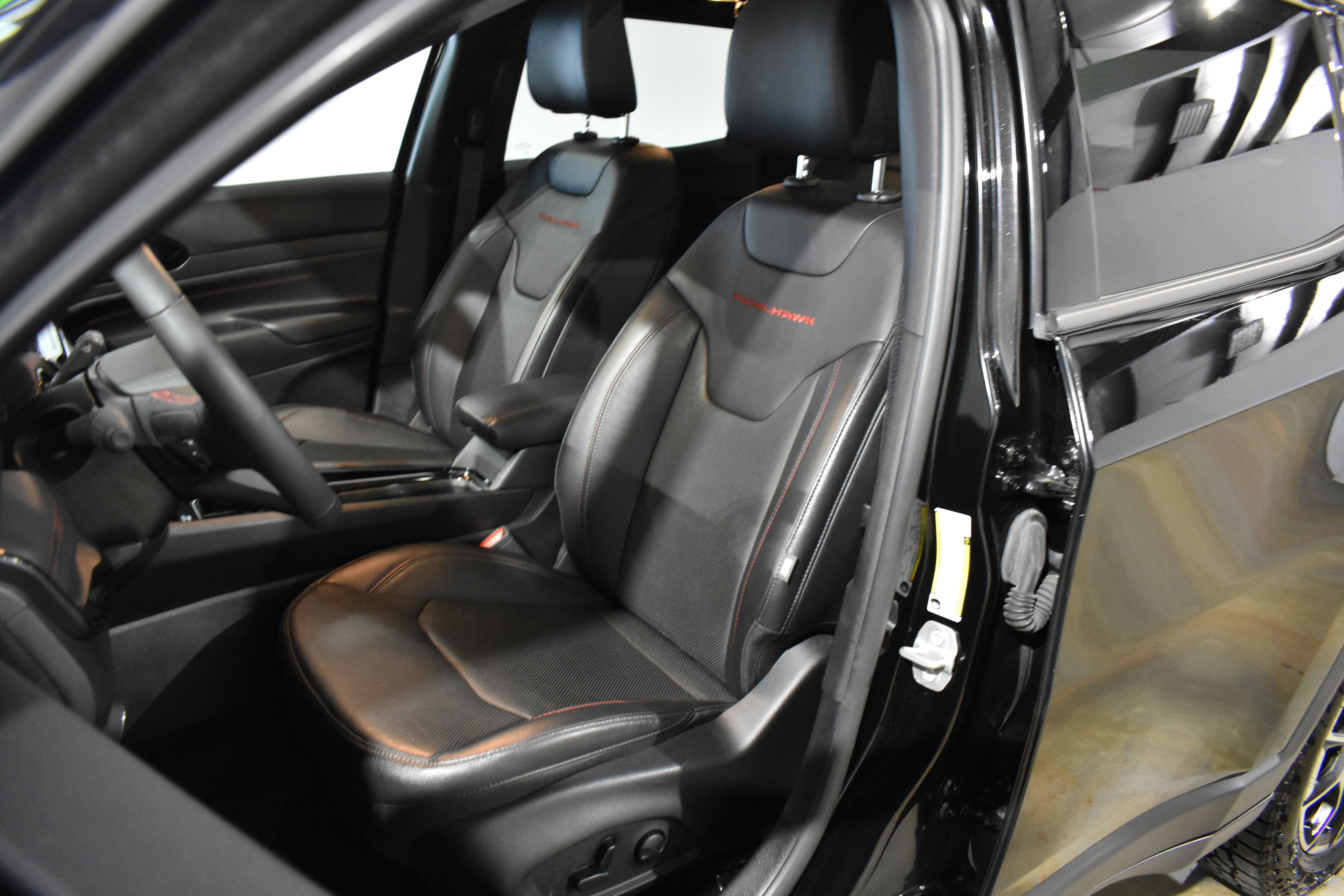 Used 2025 Jeep Compass Trailhawk w/ Trailhawk Elite Group image 26