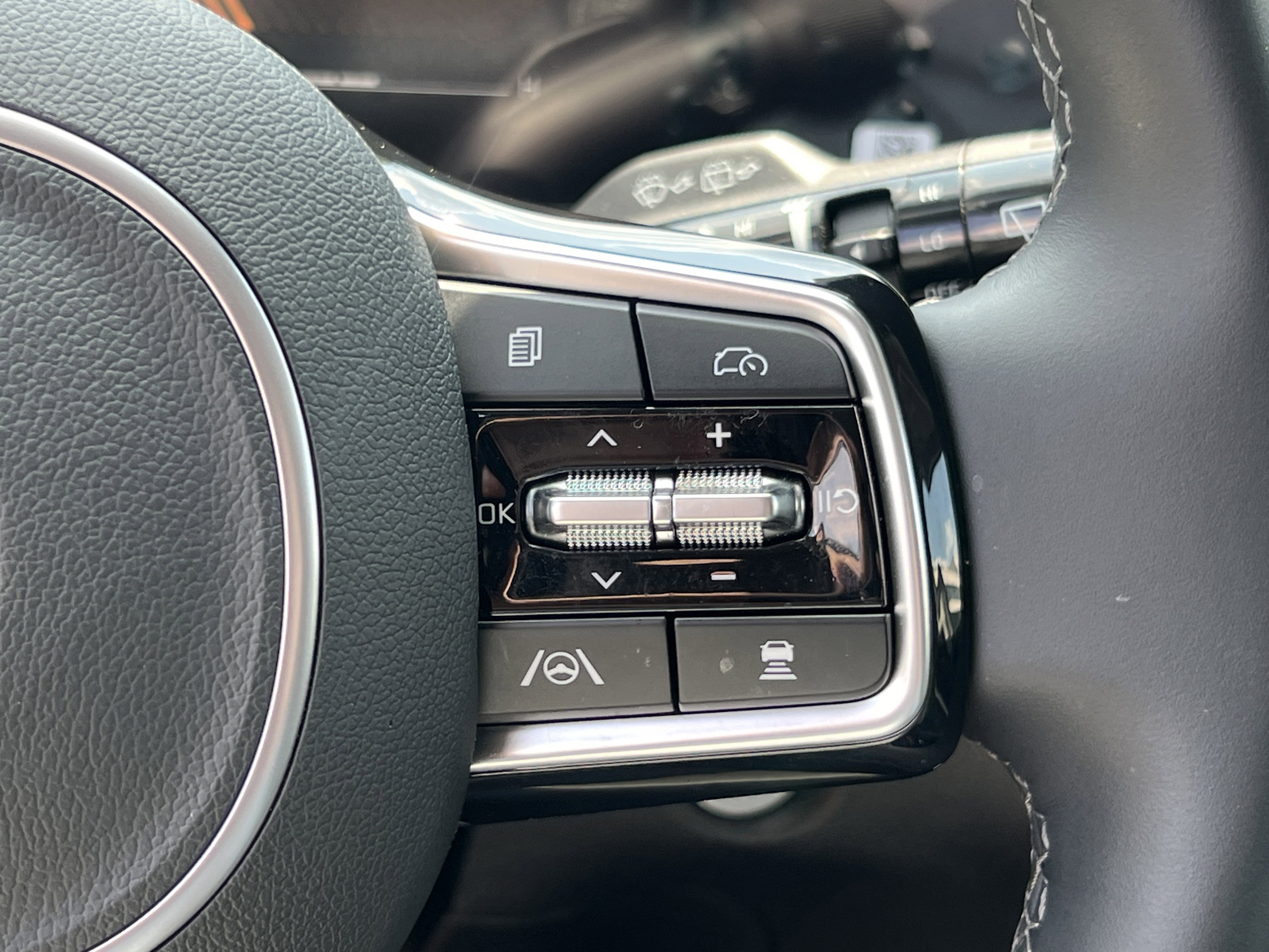 Used 2025 Kia Sorento EX w/ Panoramic Sunroof Package FWD image 25