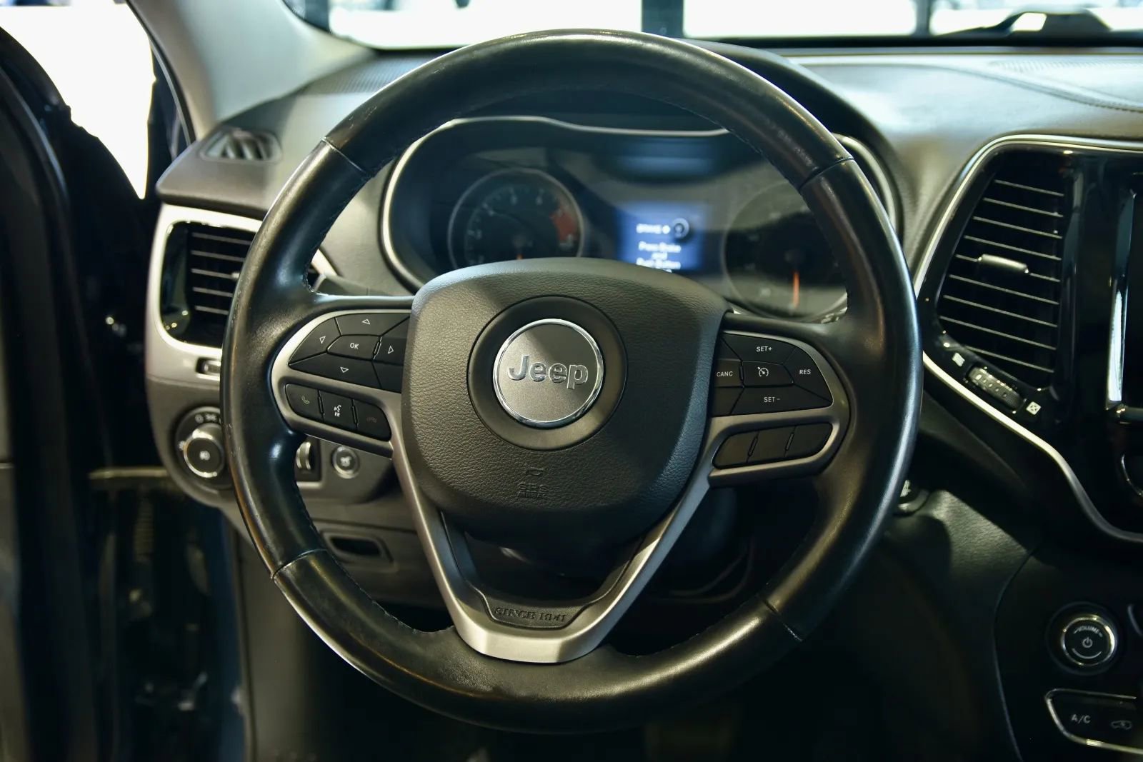 Used 2019 Jeep Cherokee Limited image 18