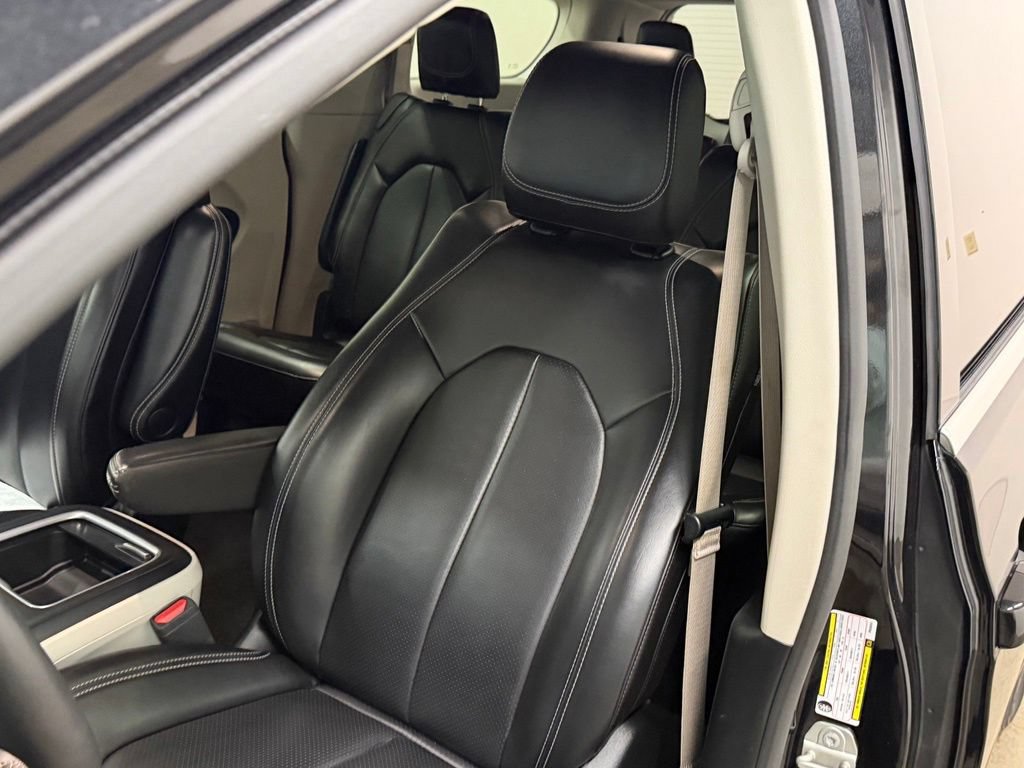 Used 2023 Chrysler Pacifica Touring-L FWD image 40