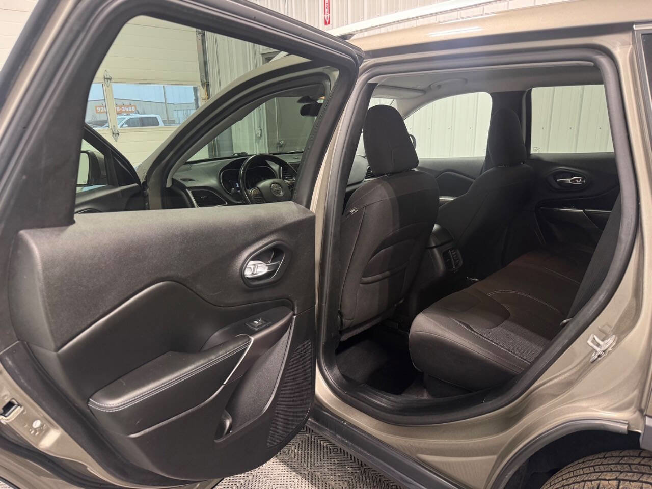 Used 2019 Jeep Cherokee Latitude w/ Cold Weather Group image 10