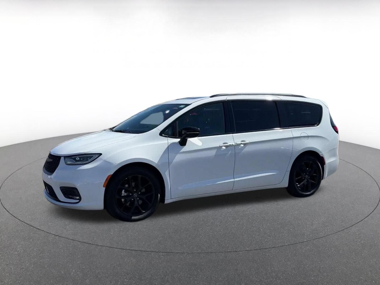 Used 2025 Chrysler Pacifica Limited FWD image 7