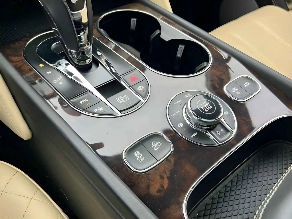 Used 2017 Bentley Bentayga image 32
