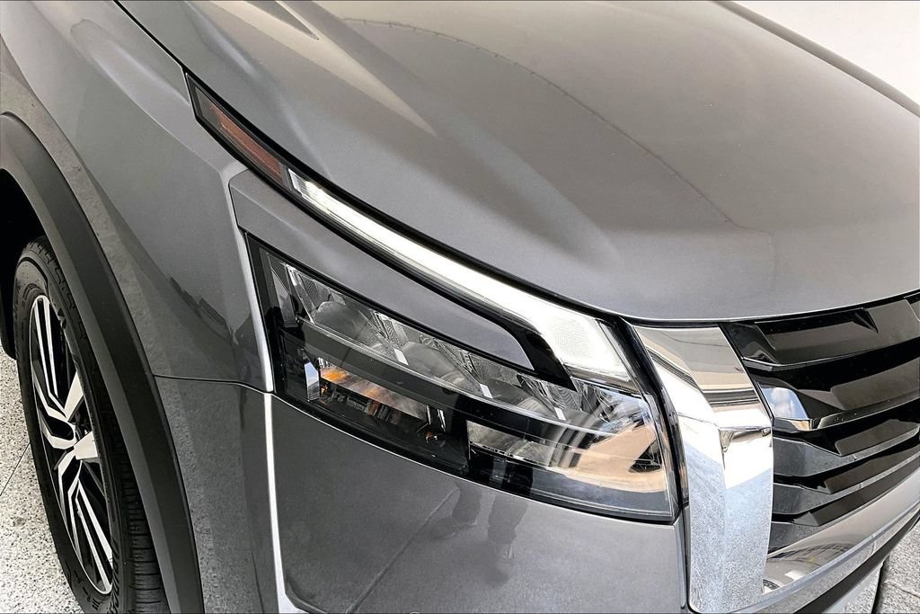 Used 2025 Nissan Pathfinder Platinum w/ Cargo Package FWD image 38