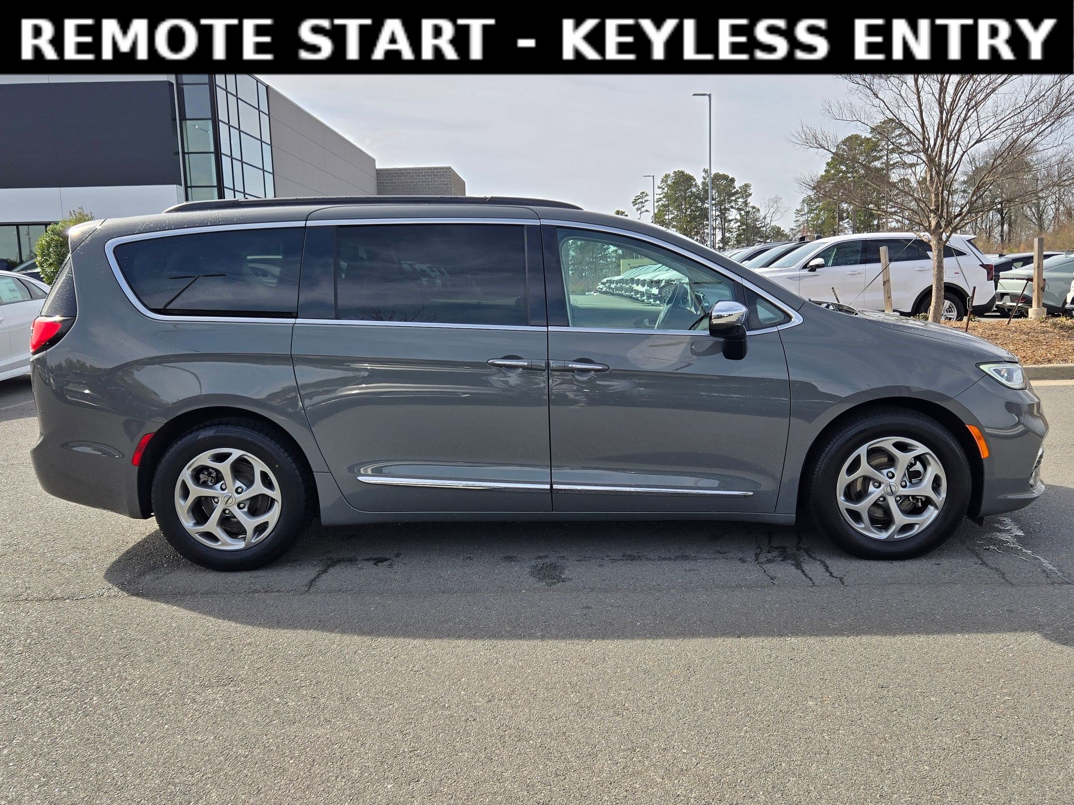 Used 2023 Chrysler Pacifica Limited image 8
